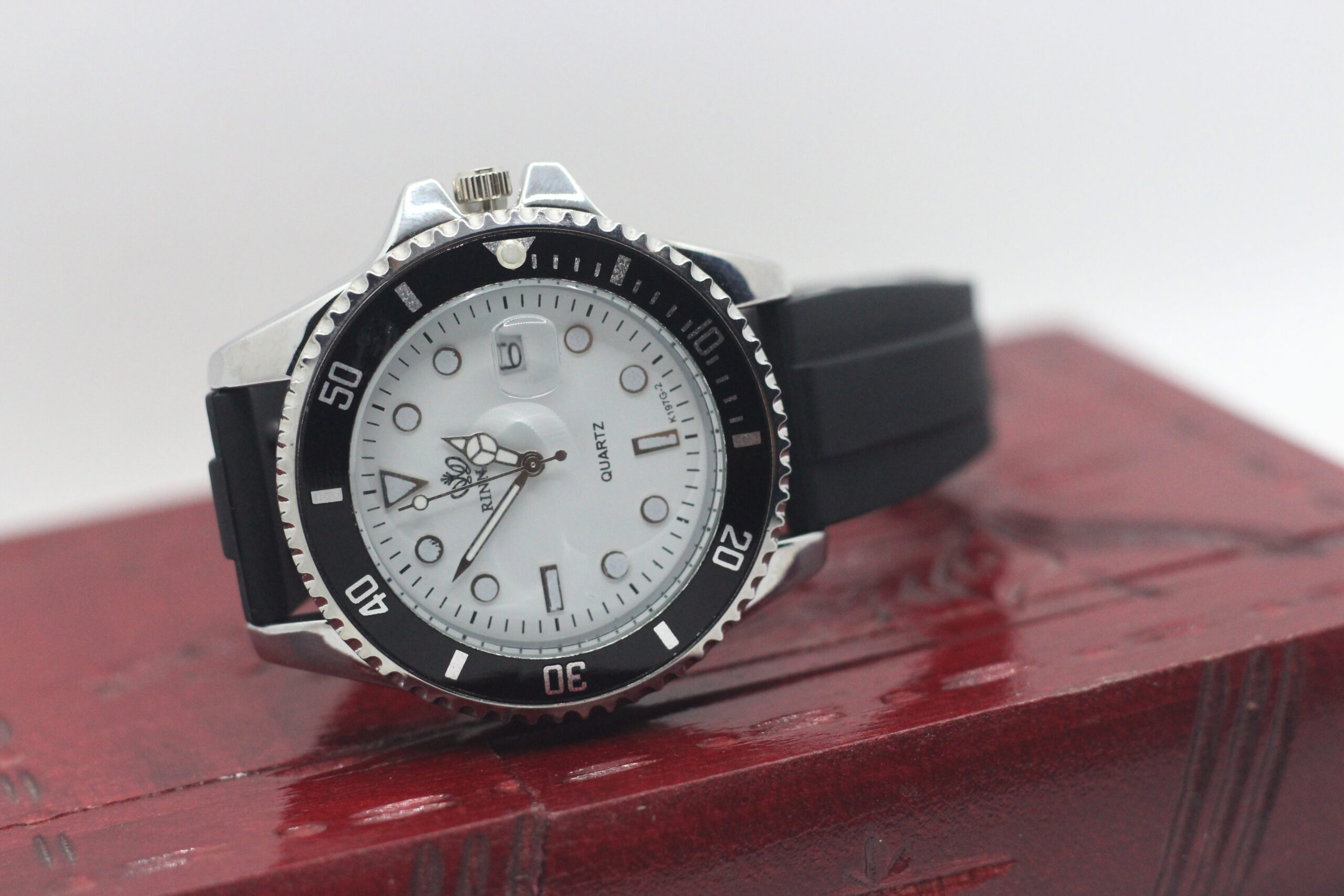 Mens Luxury Watch Elegant Timepiece with Sapphire Crystal, Day Indicator, and Six-Hand Functionality - A Classic Design