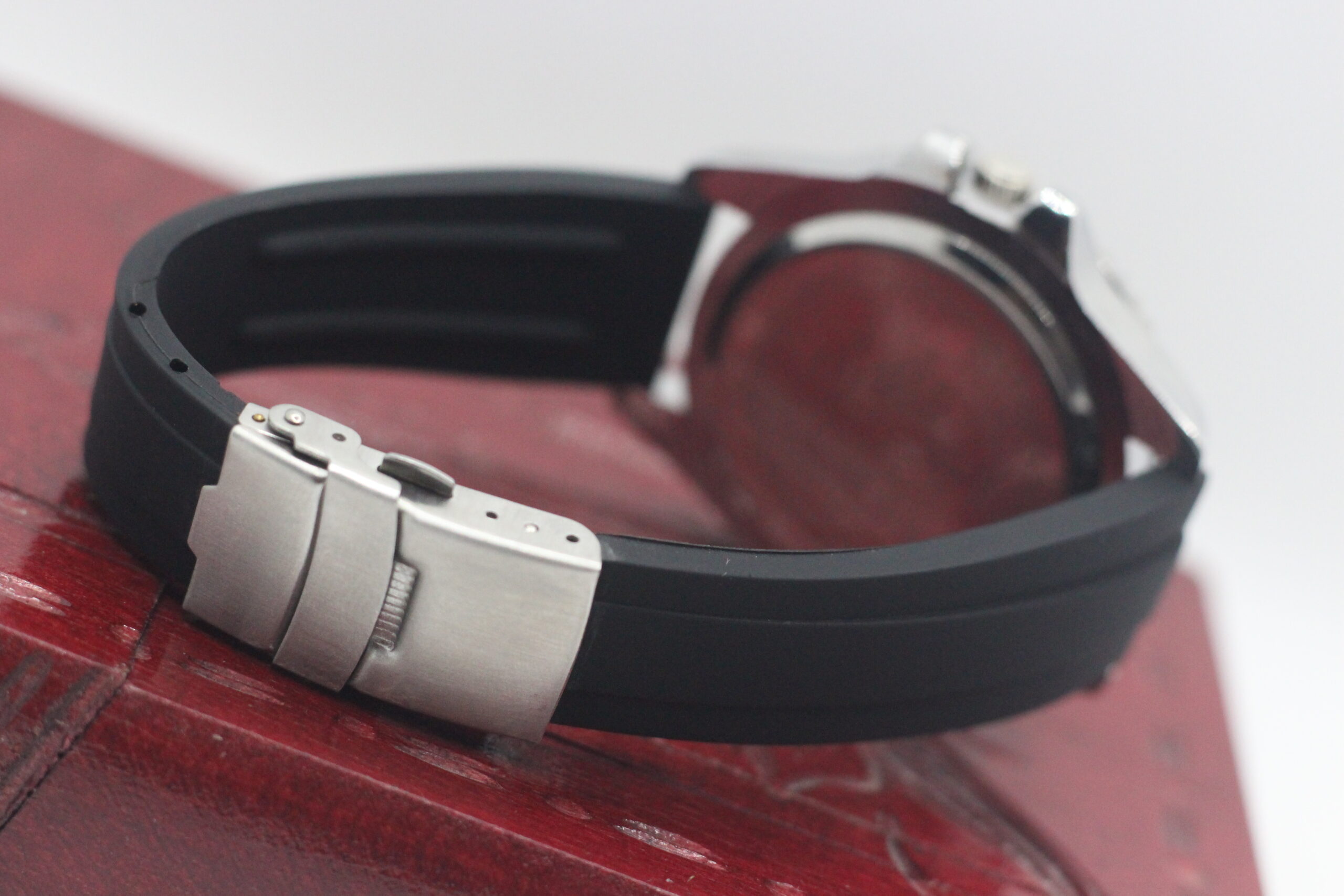 Mens Luxury Watch Elegant Timepiece with Sapphire Crystal, Day Indicator, and Six-Hand Functionality - A Classic Design